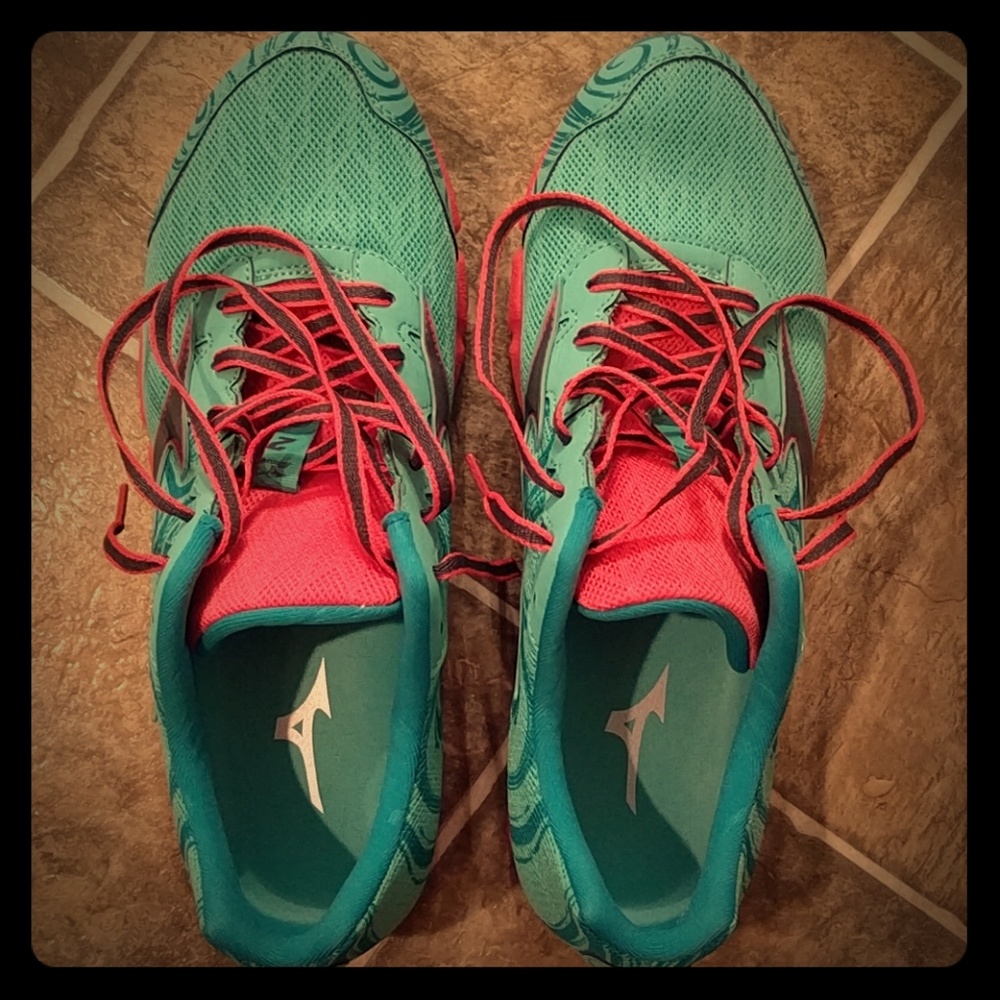 LIKE NEW Mizuno Wave Hitogami 2 Running Shoes